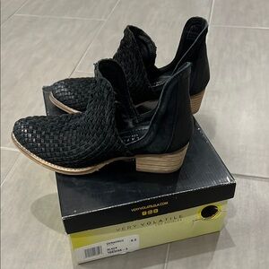 Very Volatile Women's Black Woven Ankle Boots